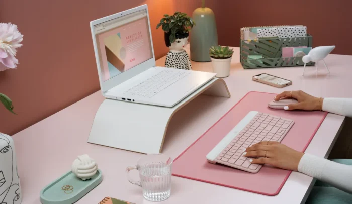 Teclado Logitech + Mouse Mk470 Wireless Slim Rose, Combo destaca por su simplicidad El perfil delgado y el diseño minimalista transforman su teclado y mouse .