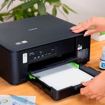 Impresora Multifuncional De Tinta Brother Dcp-T530dw con conectividad inalámbrica e impresión dúplex hace que trabajar desde el hogar sea más eficiente.