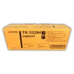 Toner Kyocera TK-522M Original Magenta que produce impresiones nítidas y colores amarillos vivos gracias a su fórmula cerámica avanzada